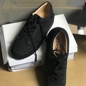 Toetos Lace up platform sneakers NWT